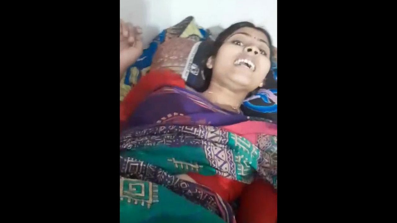 Desi Hairy Pussy Bhabhi in Saree Fucked by Neighbor